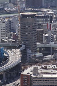 250px-Building_penetrated_by_an_expressway_001_OSAKA_JPN